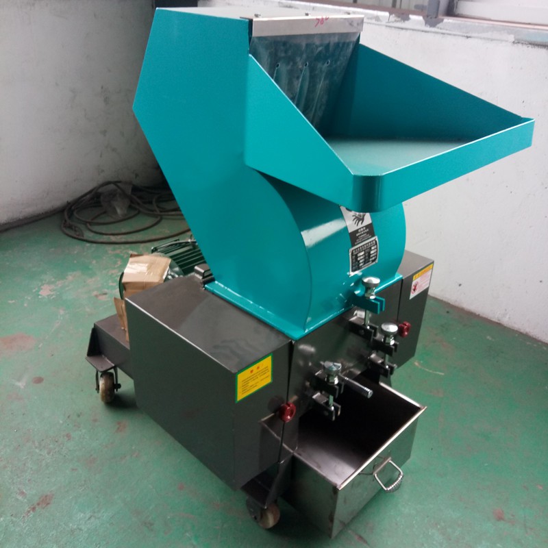Waste plastic crushing machine 1 Waste plastic crushing machine 1