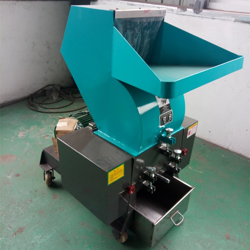 Waste plastic crushing machine 1 Waste plastic crushing machine 1