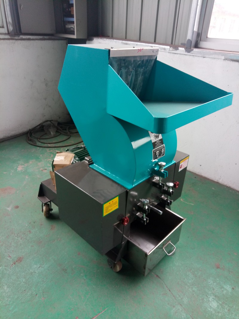 Waste plastic crushing machine 1 Waste plastic crushing machine 1