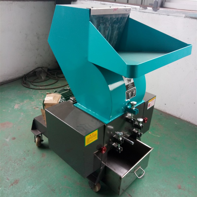 Waste plastic crushing machine 1 Waste plastic crushing machine 1